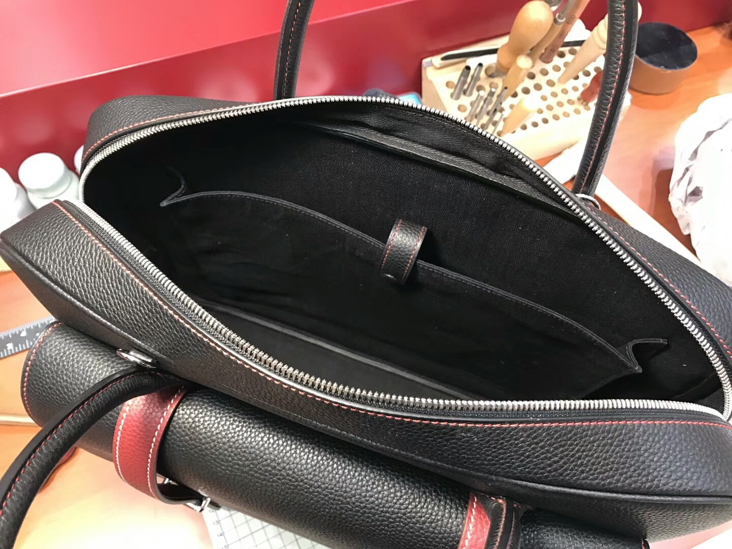 BLACK 黑色 拼 石榴红 K1 Rouge Grenat HERMES 爱马仕 现货系列 配全套专柜原版包装 邮差公文包
