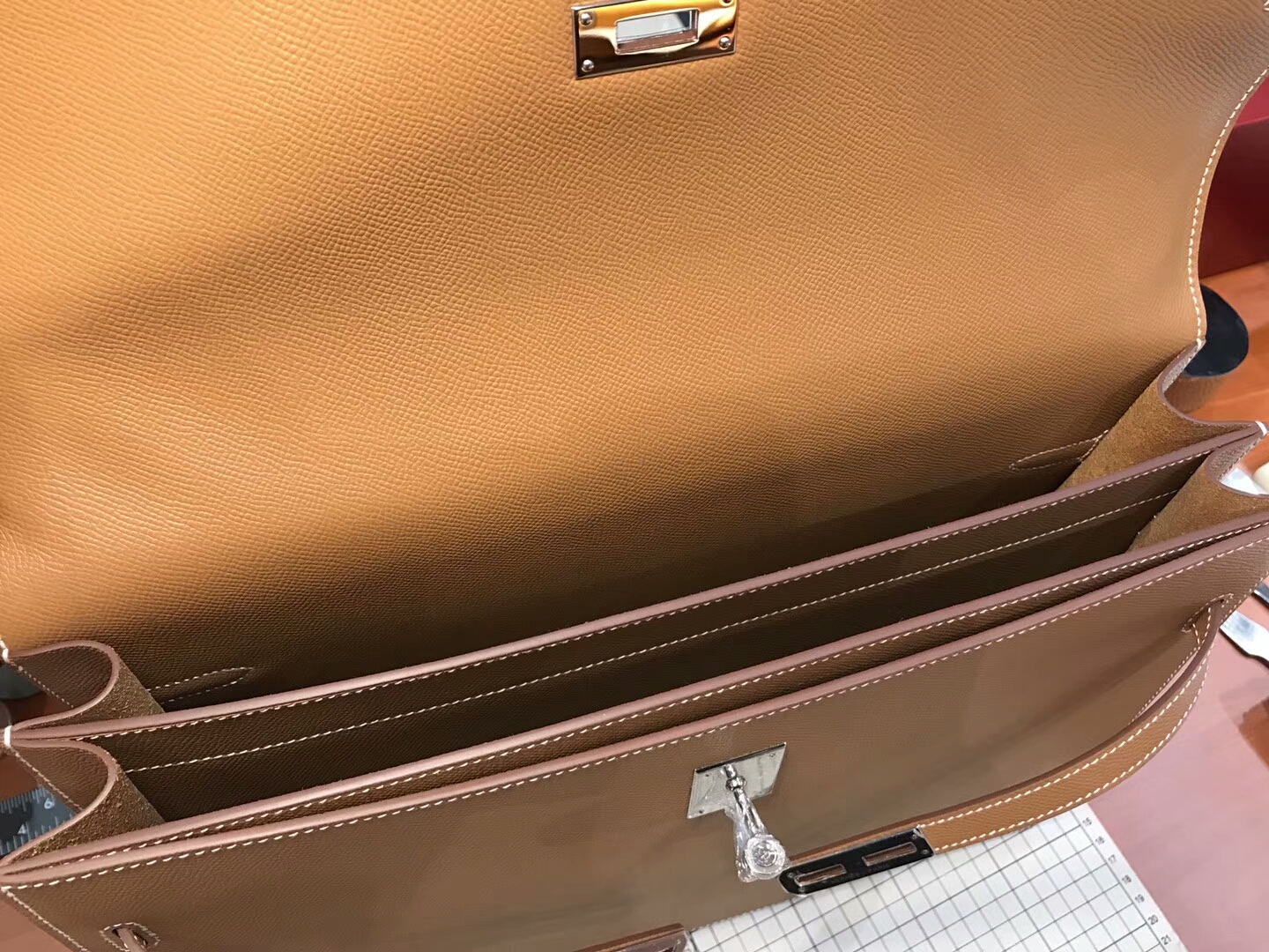 HERMES 爱马仕 男士公文包  CK37 金棕色 Gold 现货系列 配全套专柜原版包装 银扣