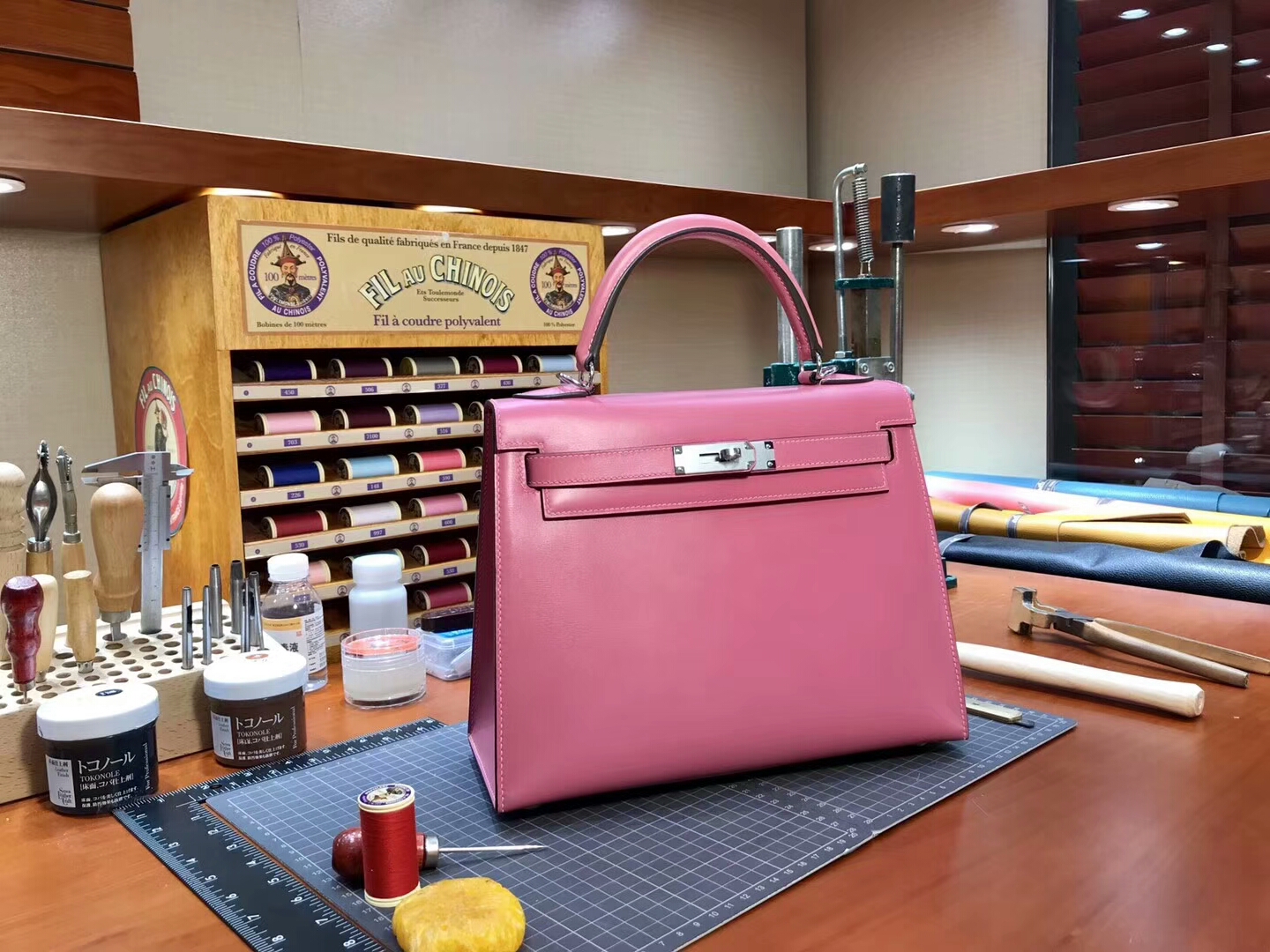 HERMES 爱马仕 CC94 陶瓷粉 Terre Cuite Kelly 28CM 现货系列 配全套专柜原版包装 银扣