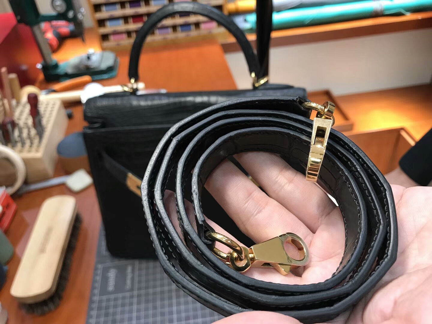 HERMES 爱马仕 BLACK 黑色 Kelly 28CM 哑光鳄鱼皮 纯手工蜡线 法国TR级别的进口皮料 配全套专柜包装发票