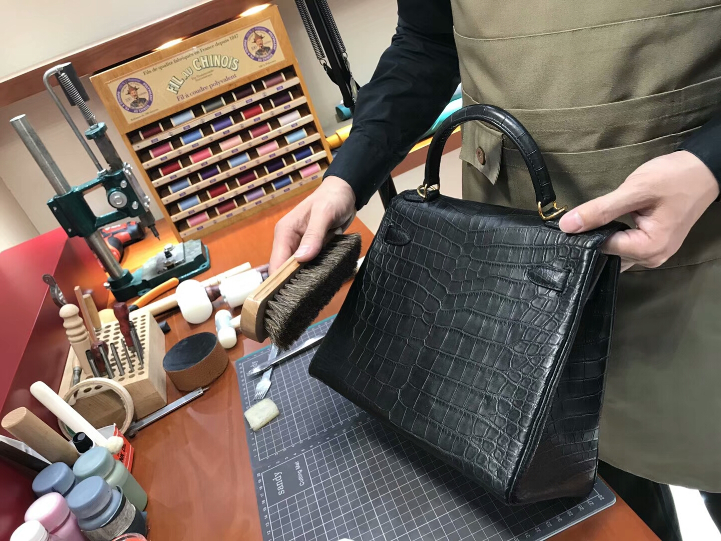 HERMES 爱马仕 BLACK 黑色 Kelly 28CM 哑光鳄鱼皮 纯手工蜡线 法国TR级别的进口皮料 配全套专柜包装发票