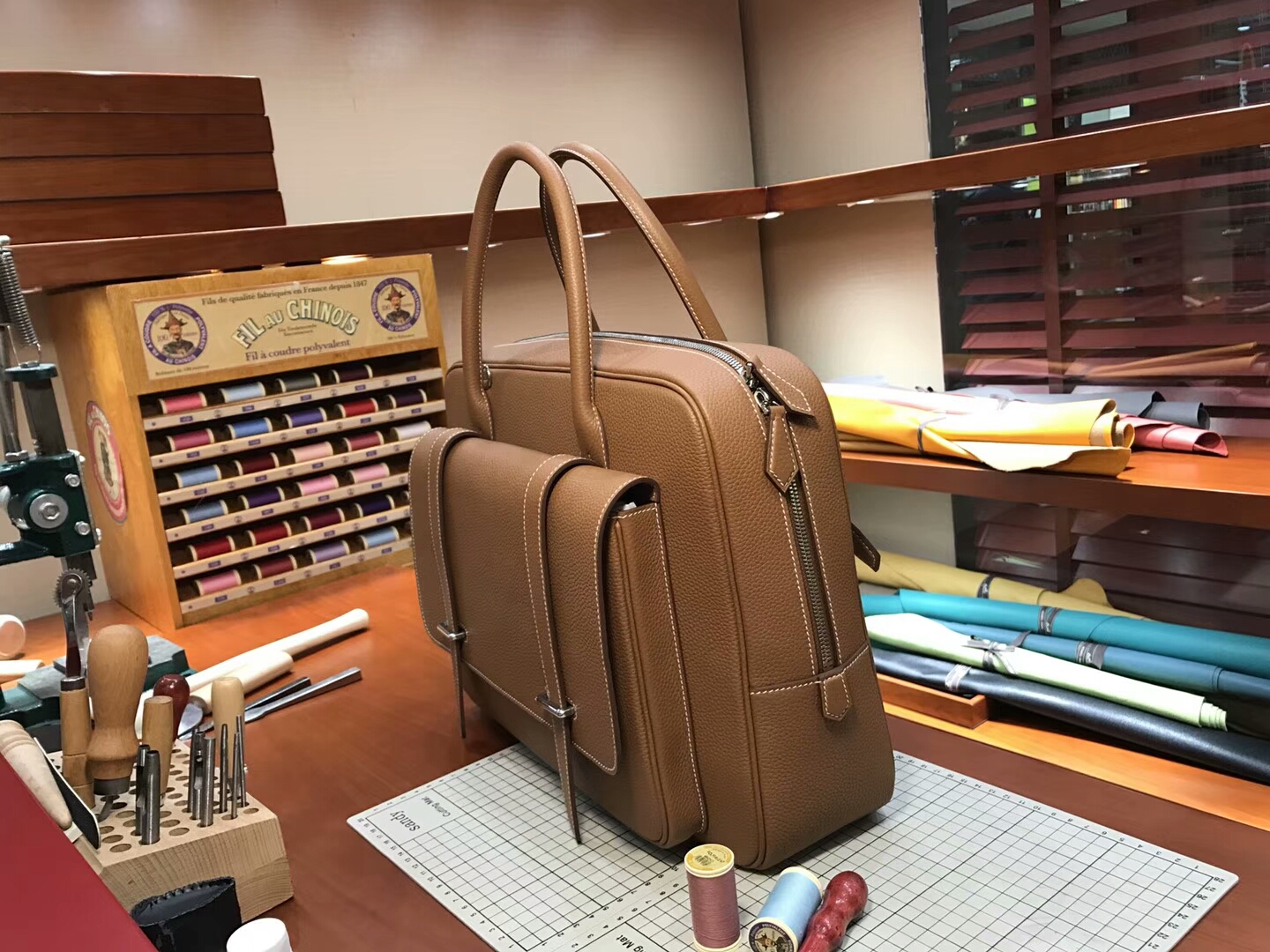 HERMES 爱马仕 男士邮差公文包 CK37 金棕色 Gold 现货系列 配全套专柜原版包装 银扣