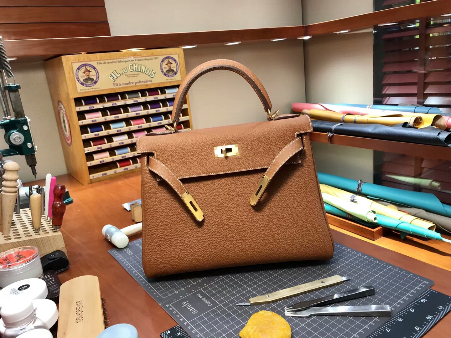 HERMES 爱马仕 ck37 金棕 Kelly 28CM Togo皮 纯手工蜡线 法国TR级别的进口皮料 配全套专柜包装发票