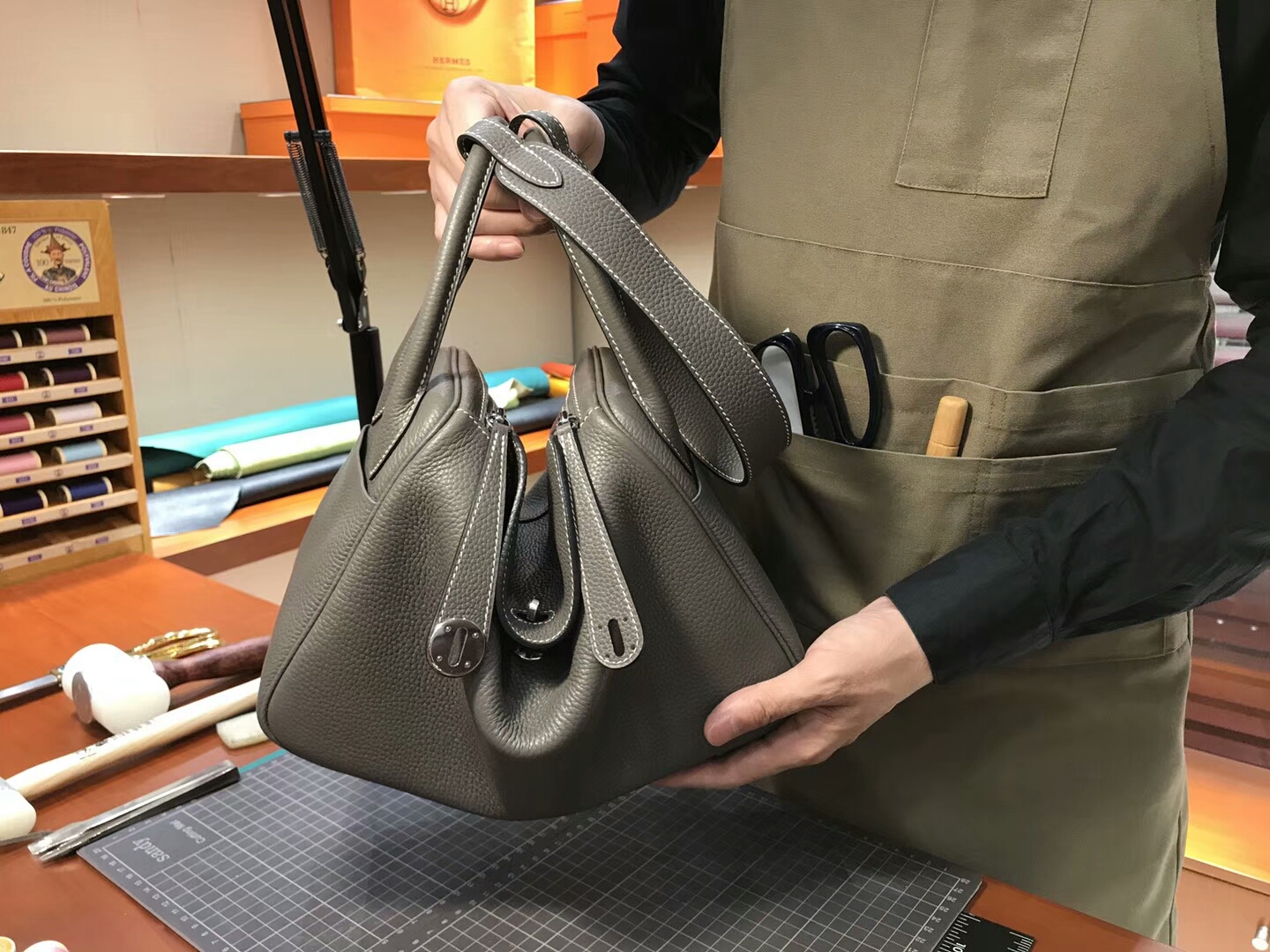 8F 錫器灰 Etain 爱马仕 HERMES Lindy 26/30cm 银扣 配全套专柜原版包装