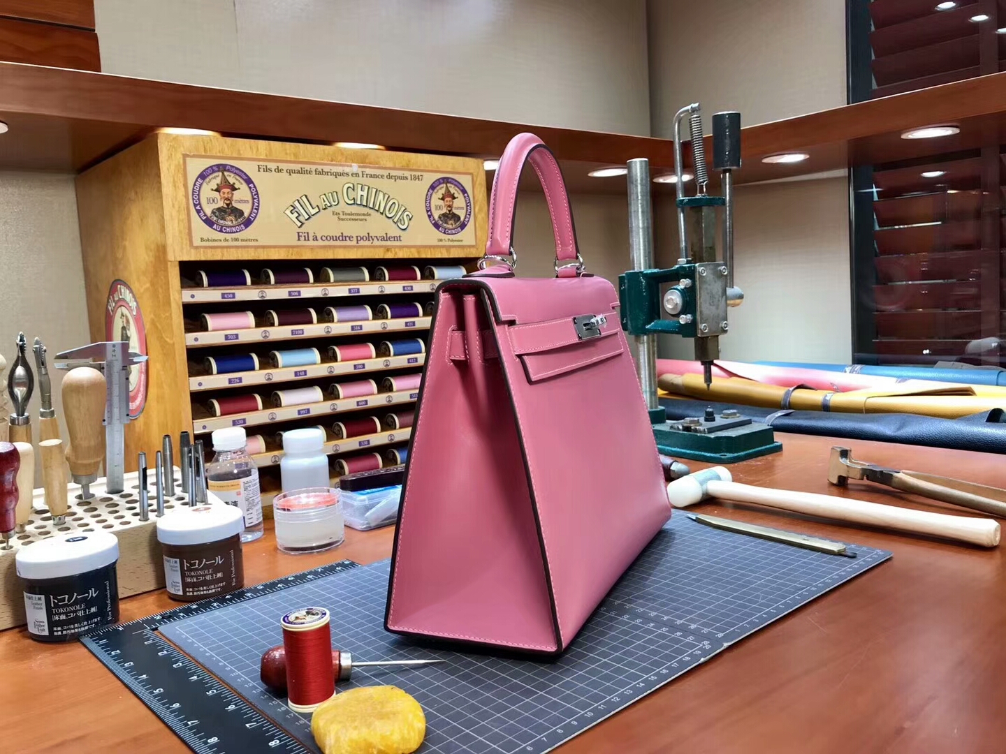 HERMES 爱马仕 CC94 陶瓷粉 Terre Cuite Kelly 28CM 现货系列 配全套专柜原版包装 银扣
