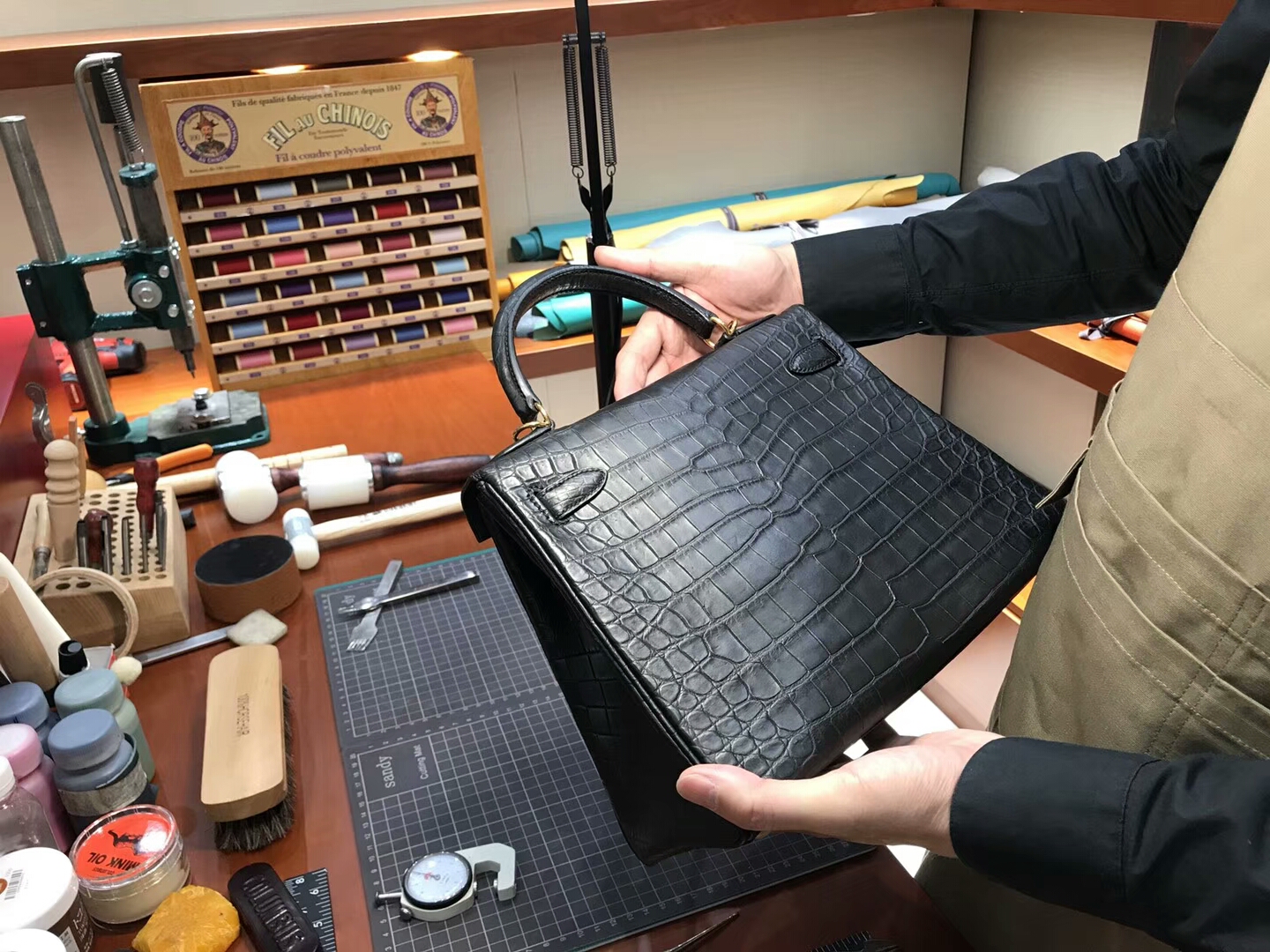 HERMES 爱马仕 BLACK 黑色 Kelly 28CM 哑光鳄鱼皮 纯手工蜡线 法国TR级别的进口皮料 配全套专柜包装发票