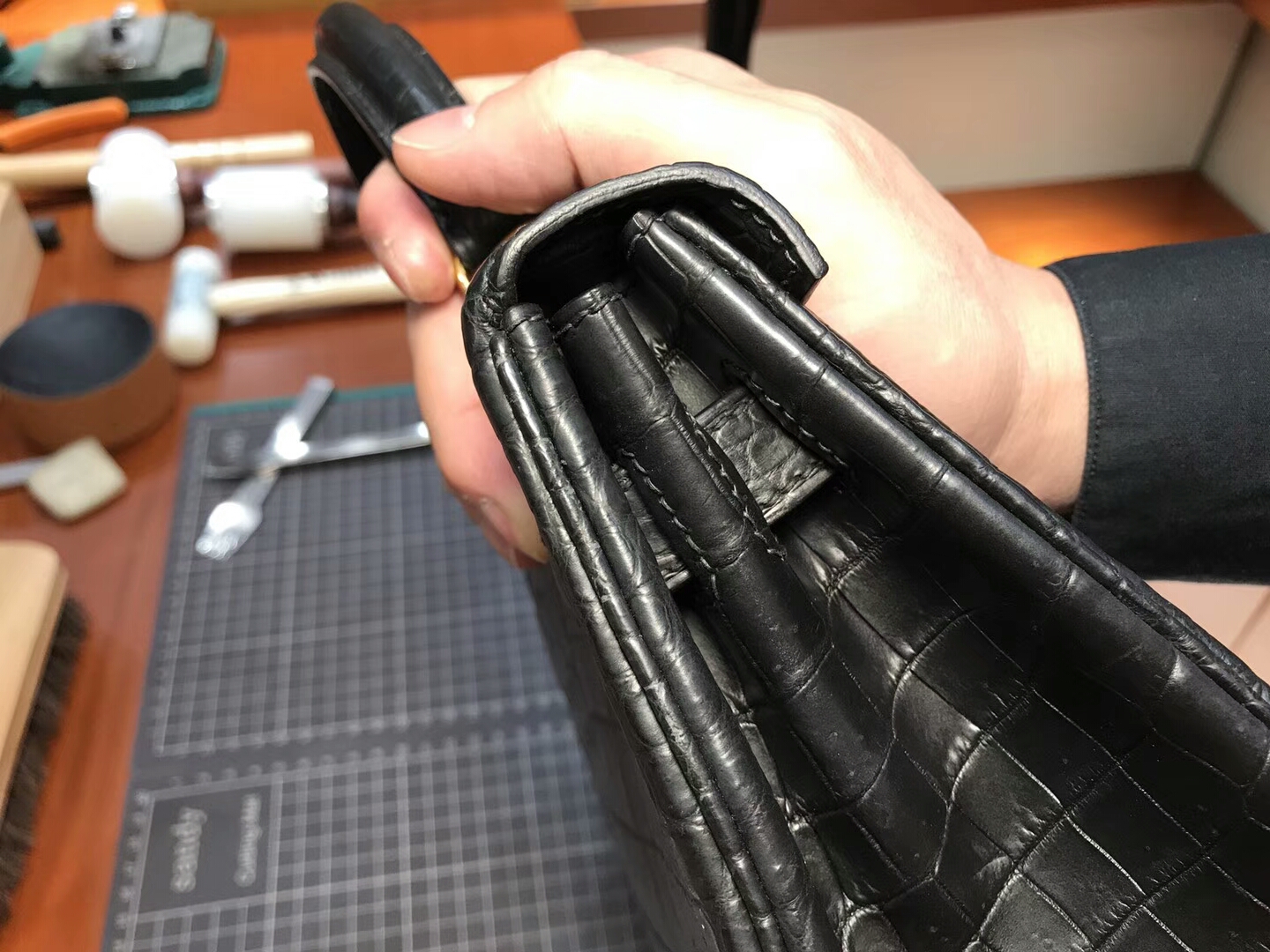 HERMES 爱马仕 BLACK 黑色 Kelly 28CM 哑光鳄鱼皮 纯手工蜡线 法国TR级别的进口皮料 配全套专柜包装发票