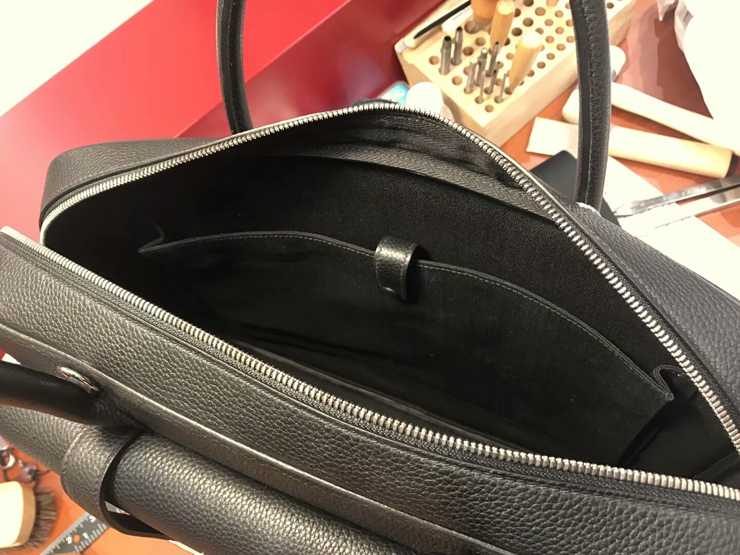 HERMES 爱马仕 男士邮差公文包 BLACK 黑色 现货系列 配全套专柜原版包装 银扣