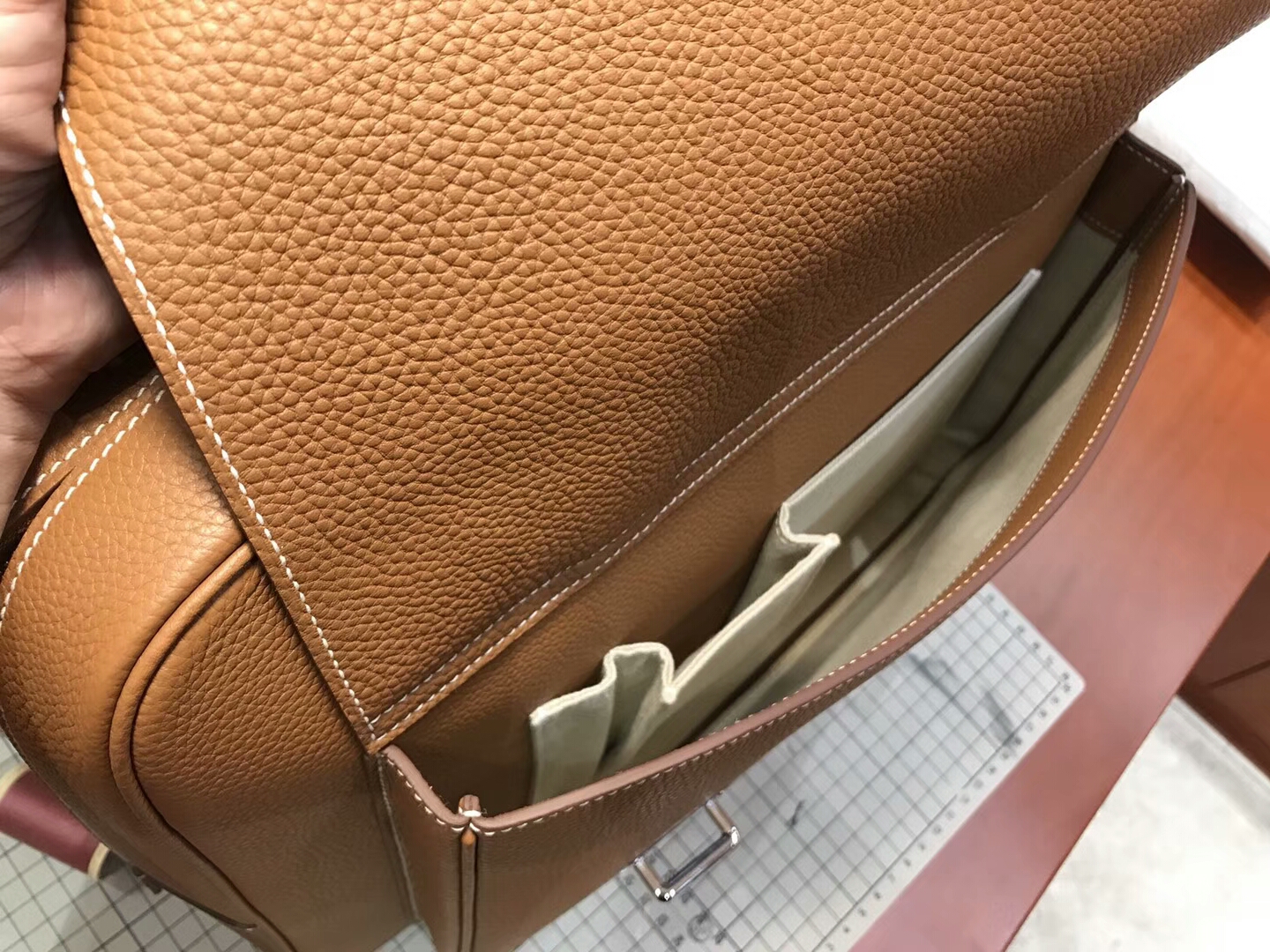HERMES 爱马仕 男士邮差公文包 CK37 金棕色 Gold 现货系列 配全套专柜原版包装 银扣