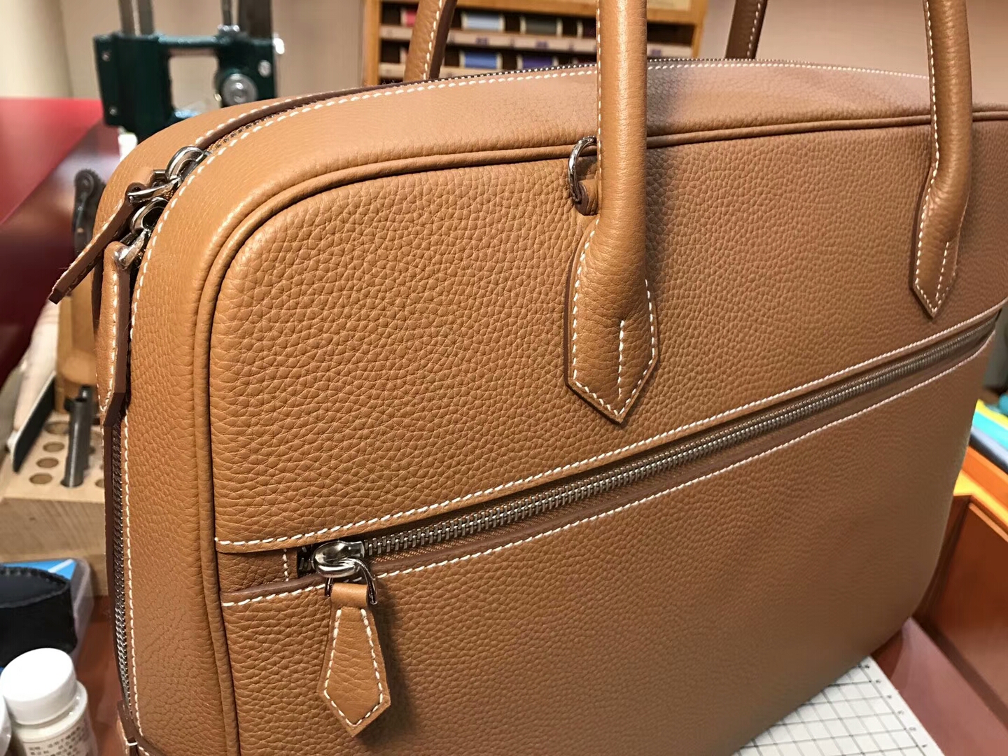 HERMES 爱马仕 男士邮差公文包 CK37 金棕色 Gold 现货系列 配全套专柜原版包装 银扣