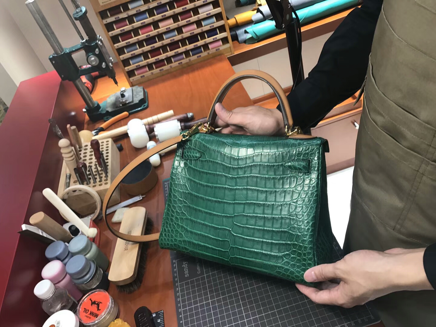 HERMES 爱马仕 Kelly 28CM 现货系列 配全套专柜原版包装 亮面鳄鱼 6Q 翡翠绿 Vert Emeraude拼 金棕 GOLD CK37 
