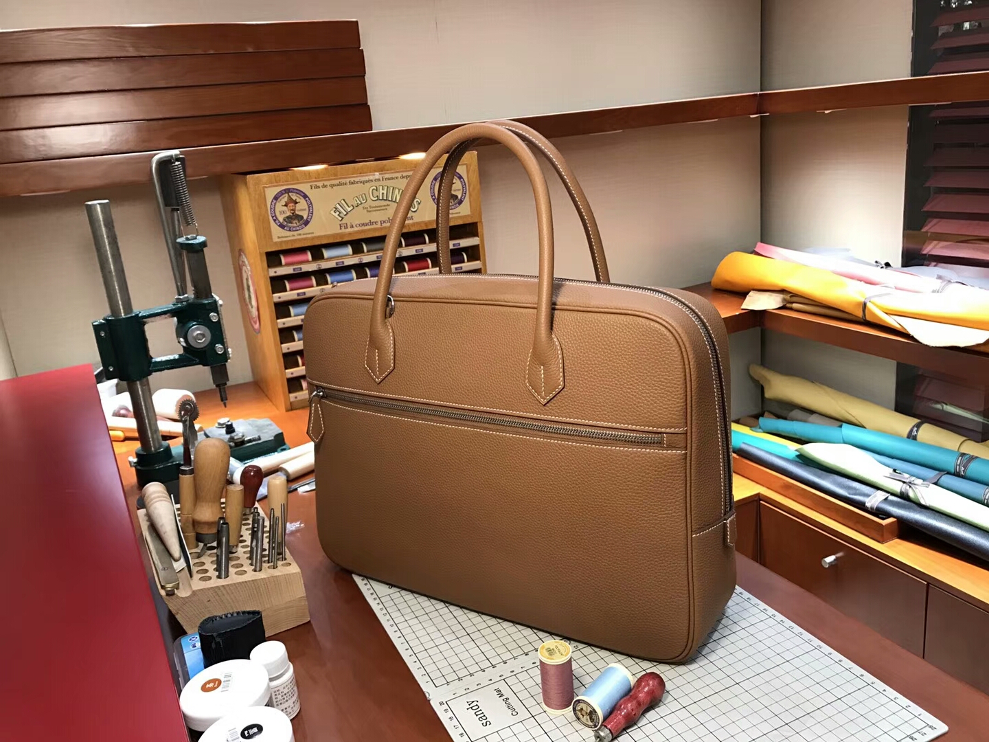 HERMES 爱马仕 男士邮差公文包 CK37 金棕色 Gold 现货系列 配全套专柜原版包装 银扣