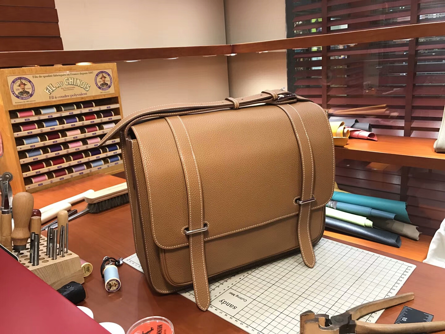HERMES 爱马仕 男士邮差包 CK37 金棕色 Gold 现货系列 配全套专柜原版包装 银扣