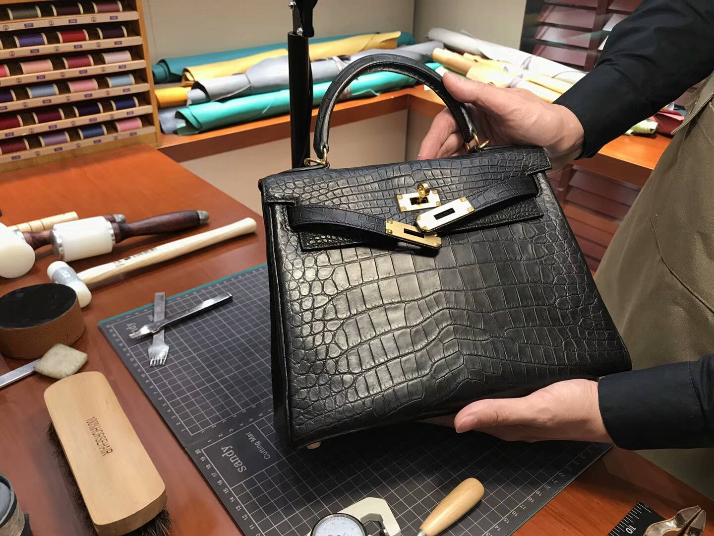 HERMES 爱马仕 BLACK 黑色 Kelly 28CM 哑光鳄鱼皮 纯手工蜡线 法国TR级别的进口皮料 配全套专柜包装发票