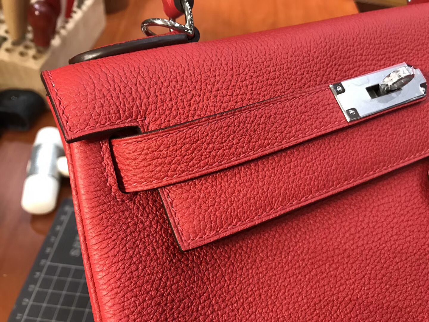 爱马仕HERMES Q5 國旗紅 Kelly 28CM Togo皮 纯手工蜡线 法国TR级别的进口皮料 配全套专柜包装发票