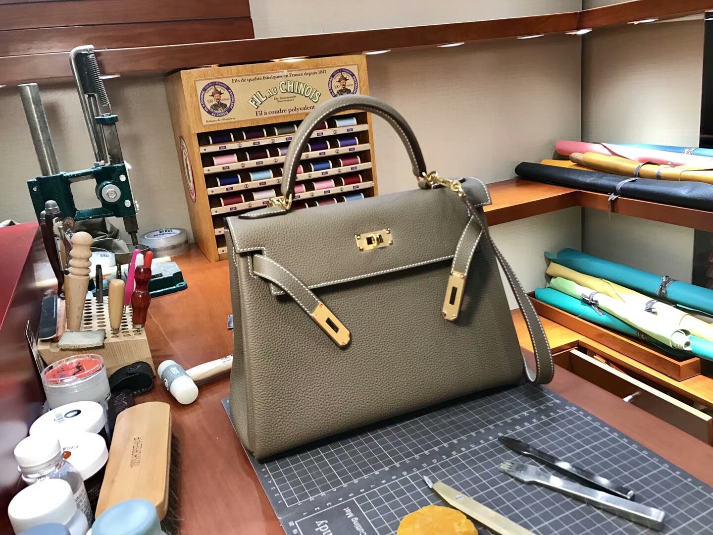 HERMES 爱马仕 8F锡器灰 Etain Kelly 28CM Togo皮 纯手工蜡线 法国TR级别的进口皮料 配全套专柜包装发票