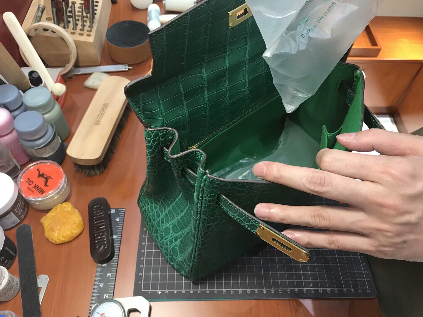 HERMES 爱马仕 Kelly 28CM 现货系列 配全套专柜原版包装 亮面鳄鱼 6Q 翡翠绿 Vert Emeraude拼 金棕 GOLD CK37 