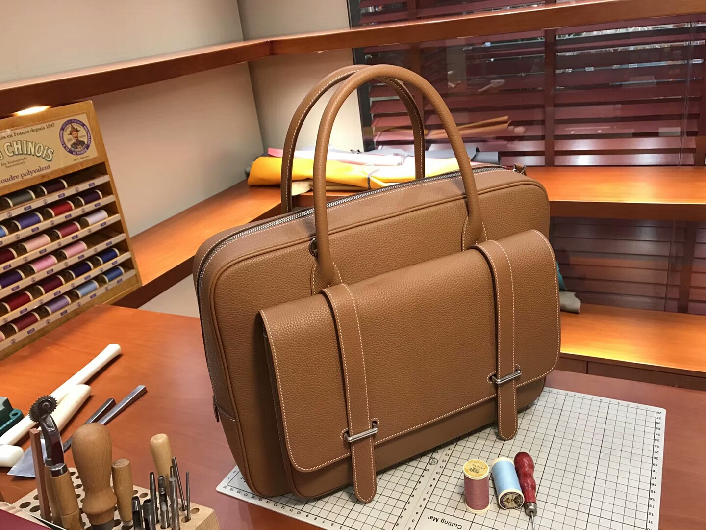 HERMES 爱马仕 男士邮差公文包 CK37 金棕色 Gold 现货系列 配全套专柜原版包装 银扣