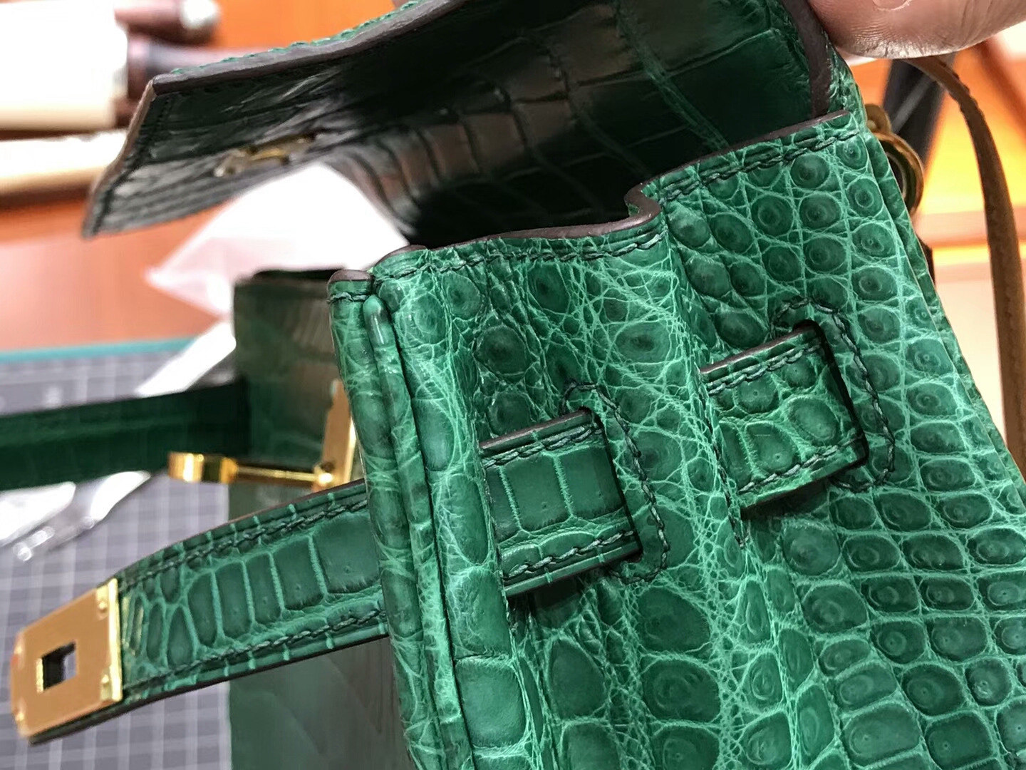 HERMES 爱马仕 Kelly 28CM 现货系列 配全套专柜原版包装 亮面鳄鱼 6Q 翡翠绿 Vert Emeraude拼 金棕 GOLD CK37 