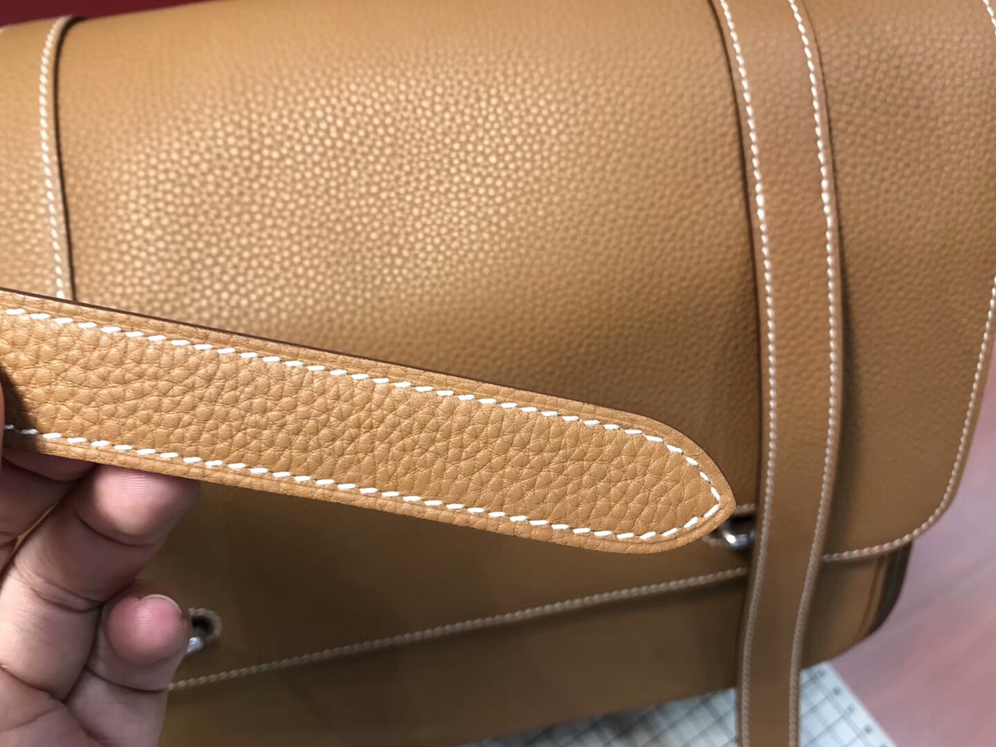 HERMES 爱马仕 男士邮差包 CK37 金棕色 Gold 现货系列 配全套专柜原版包装 银扣