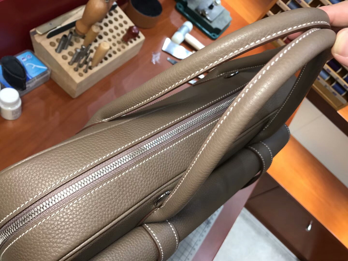 HERMES 爱马仕 邮差男士公文包 大象灰 CK18 Etoupe 现货系列 配全套专柜原版包装