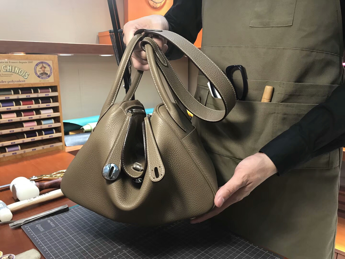 爱马仕 HERMES Lindy 26/30cm 8F 錫器灰 Etain 银扣 配全套专柜原版包装