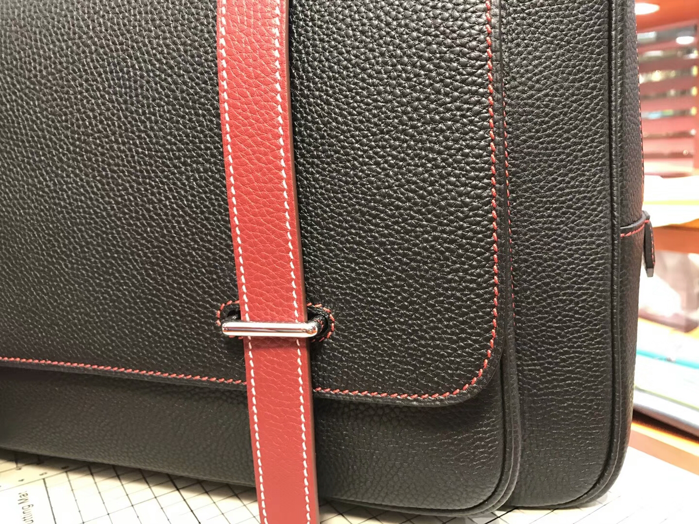 BLACK 黑色 拼 石榴红 K1 Rouge Grenat HERMES 爱马仕 现货系列 配全套专柜原版包装 邮差公文包