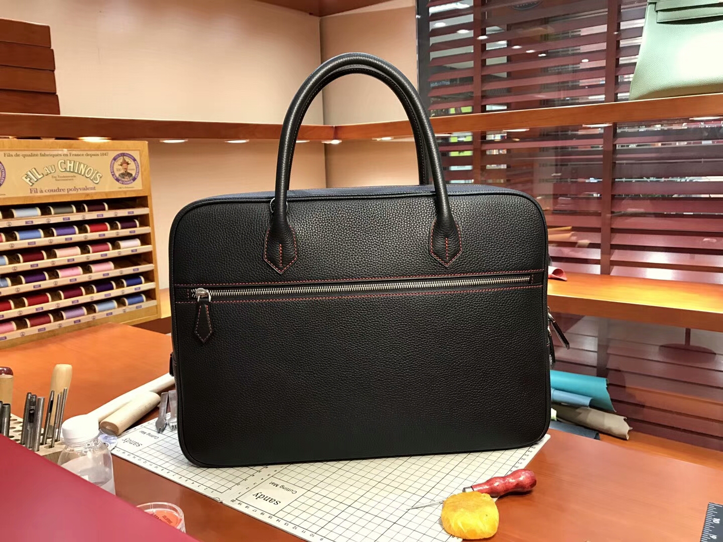 BLACK 黑色 拼 石榴红 K1 Rouge Grenat HERMES 爱马仕 现货系列 配全套专柜原版包装 邮差公文包
