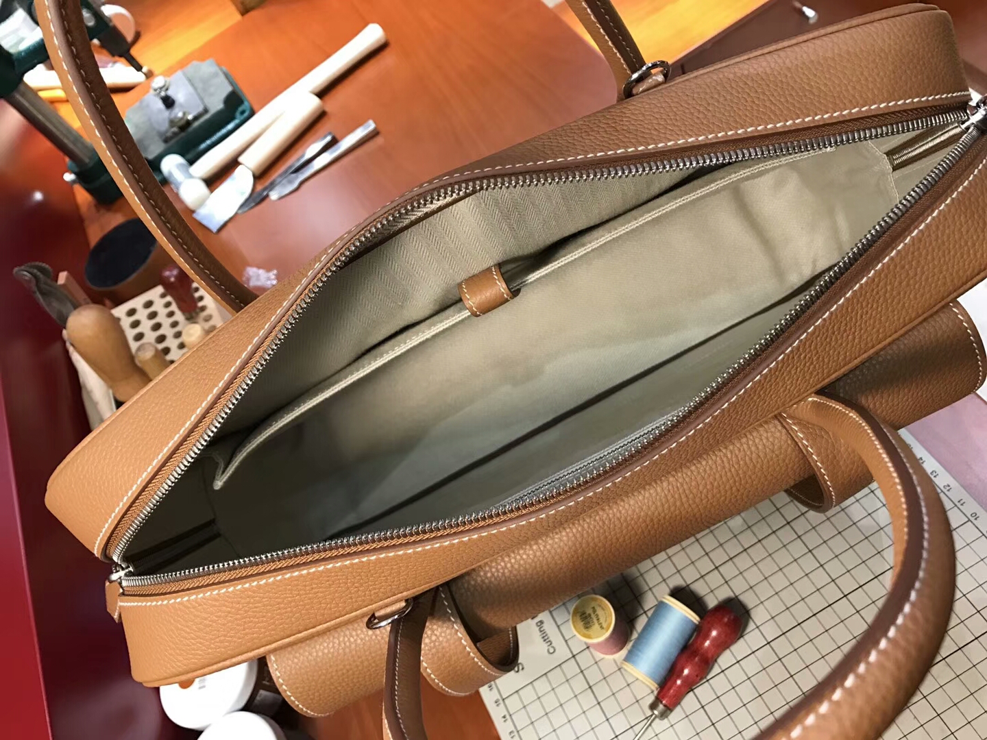 HERMES 爱马仕 男士邮差公文包 CK37 金棕色 Gold 现货系列 配全套专柜原版包装 银扣