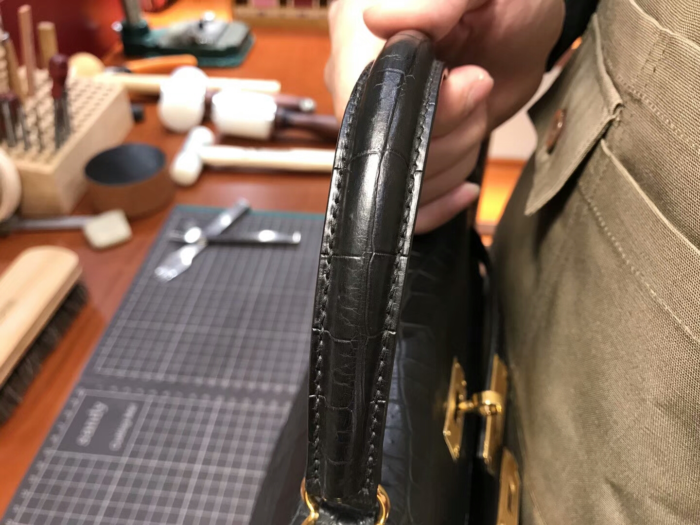 HERMES 爱马仕 BLACK 黑色 Kelly 28CM 哑光鳄鱼皮 纯手工蜡线 法国TR级别的进口皮料 配全套专柜包装发票