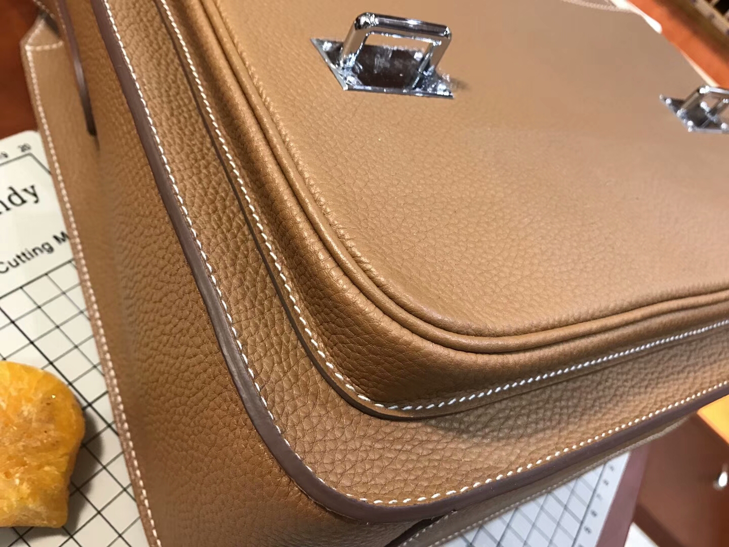 HERMES 爱马仕 男士邮差包 CK37 金棕色 Gold 现货系列 配全套专柜原版包装 银扣