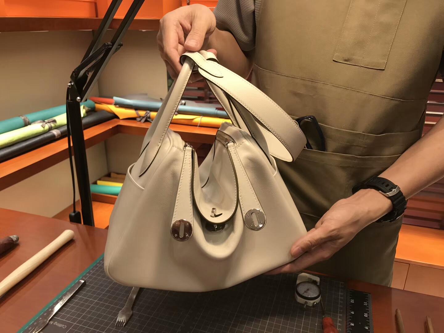 爱马仕 HERMES Lindy 26/30cm ck10 奶昔白 银扣 配全套专柜原版包装