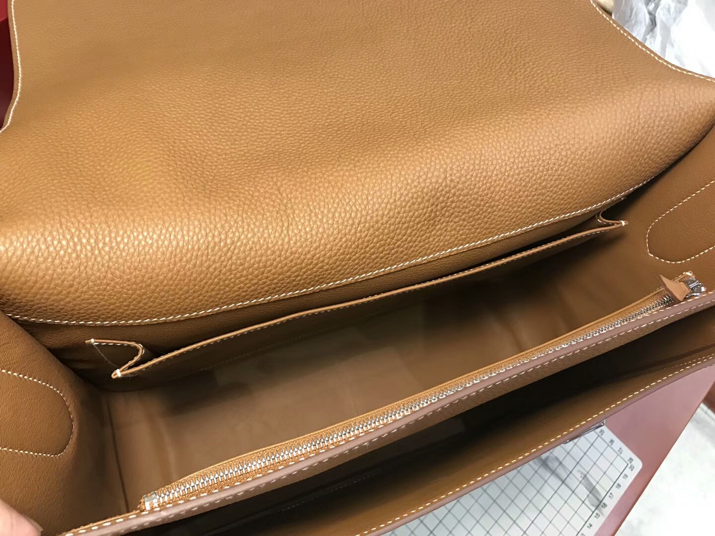 HERMES 爱马仕 男士邮差包 CK37 金棕色 Gold 现货系列 配全套专柜原版包装 银扣