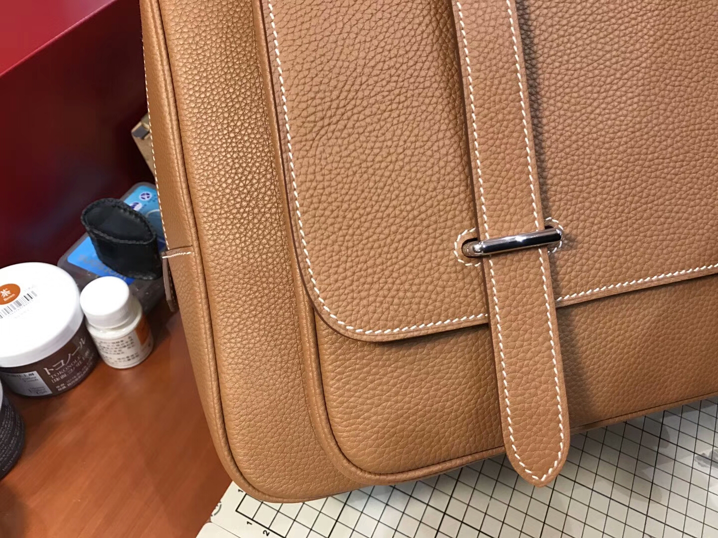 HERMES 爱马仕 男士邮差公文包 CK37 金棕色 Gold 现货系列 配全套专柜原版包装 银扣