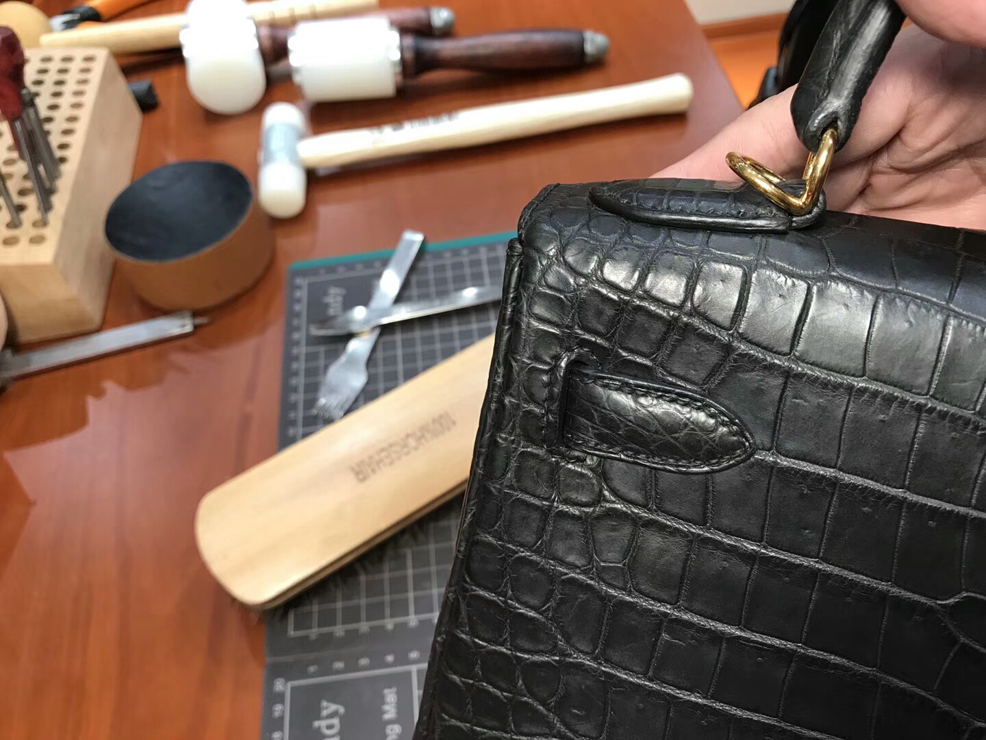 HERMES 爱马仕 BLACK 黑色 Kelly 28CM 哑光鳄鱼皮 纯手工蜡线 法国TR级别的进口皮料 配全套专柜包装发票