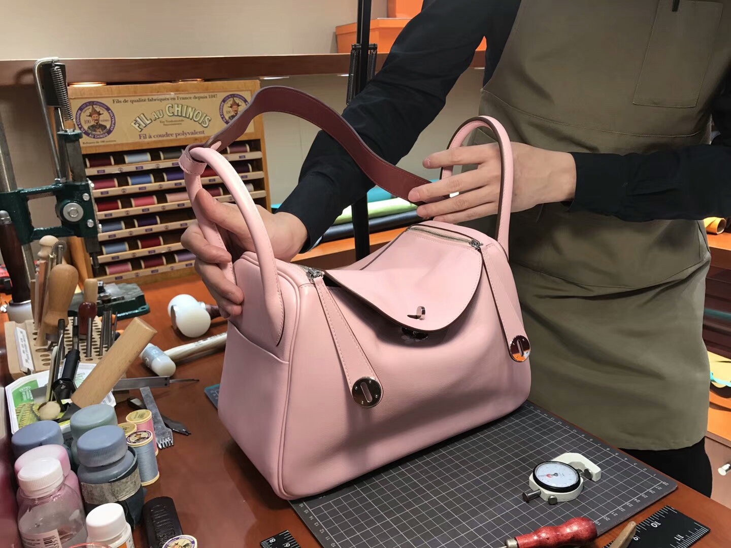 爱马仕 HERMES Lindy 26/30cm 3Q 水粉色 rose sakura 银扣 配全套专柜原版包装