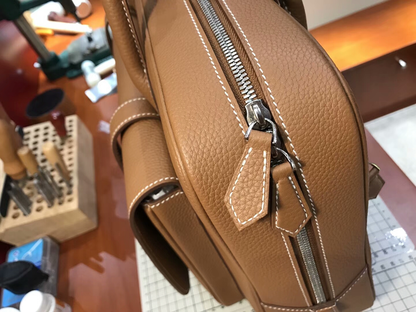 HERMES 爱马仕 男士邮差公文包 CK37 金棕色 Gold 现货系列 配全套专柜原版包装 银扣
