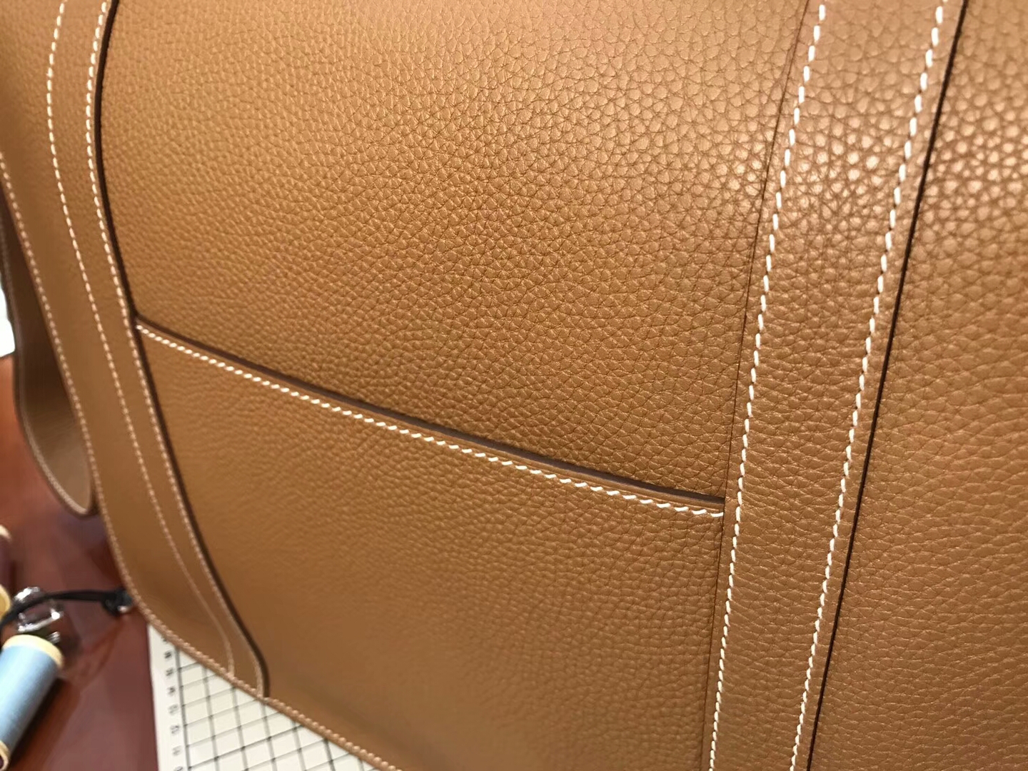 HERMES 爱马仕 男士邮差包 CK37 金棕色 Gold 现货系列 配全套专柜原版包装 银扣