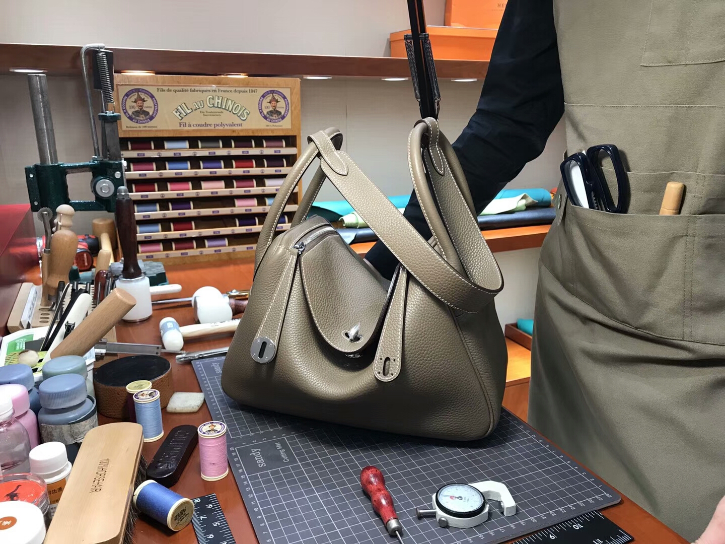 爱马仕 HERMES Lindy 26/30cm 8F 錫器灰 Etain 银扣 配全套专柜原版包装