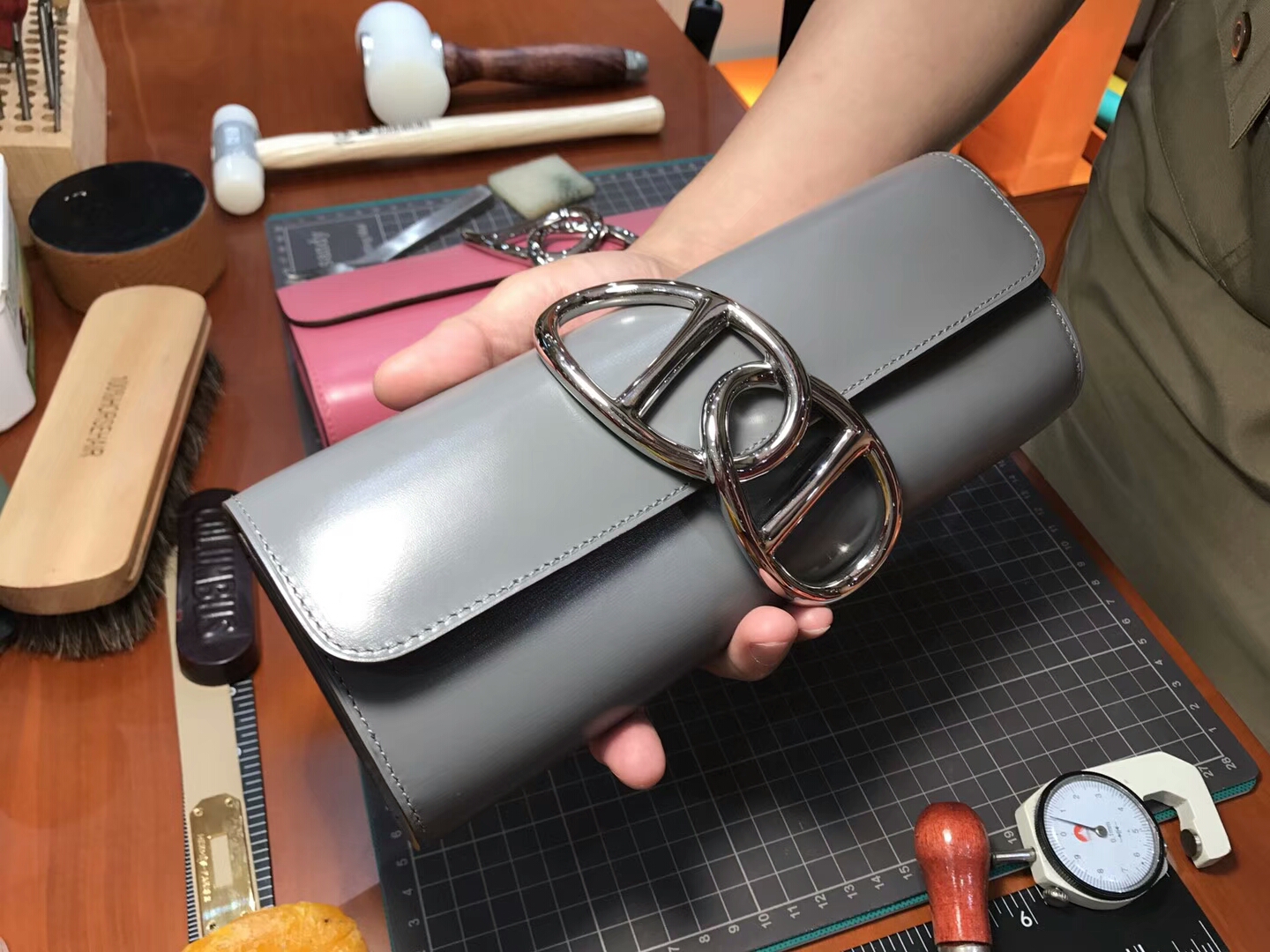 Egee Clutch 猪鼻子手拿包 8F Etain 银锡灰 锡器灰 HERMES 爱马仕 配全套专柜原版包装 全球发售