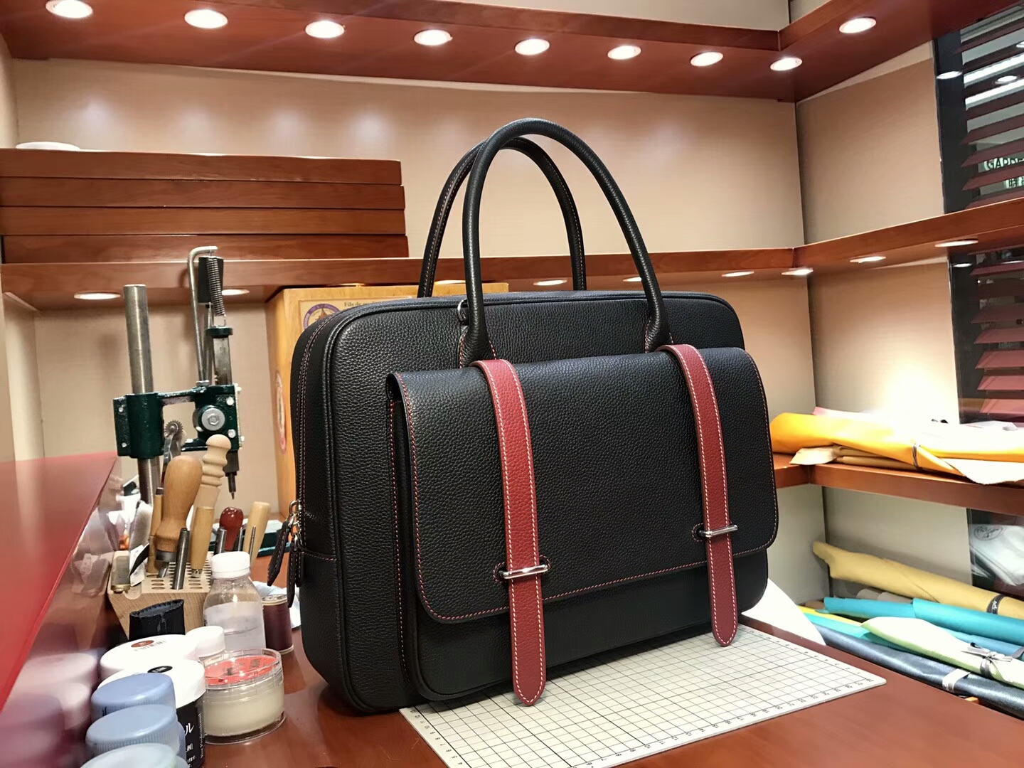 BLACK 黑色 拼 石榴红 K1 Rouge Grenat HERMES 爱马仕 现货系列 配全套专柜原版包装 邮差公文包