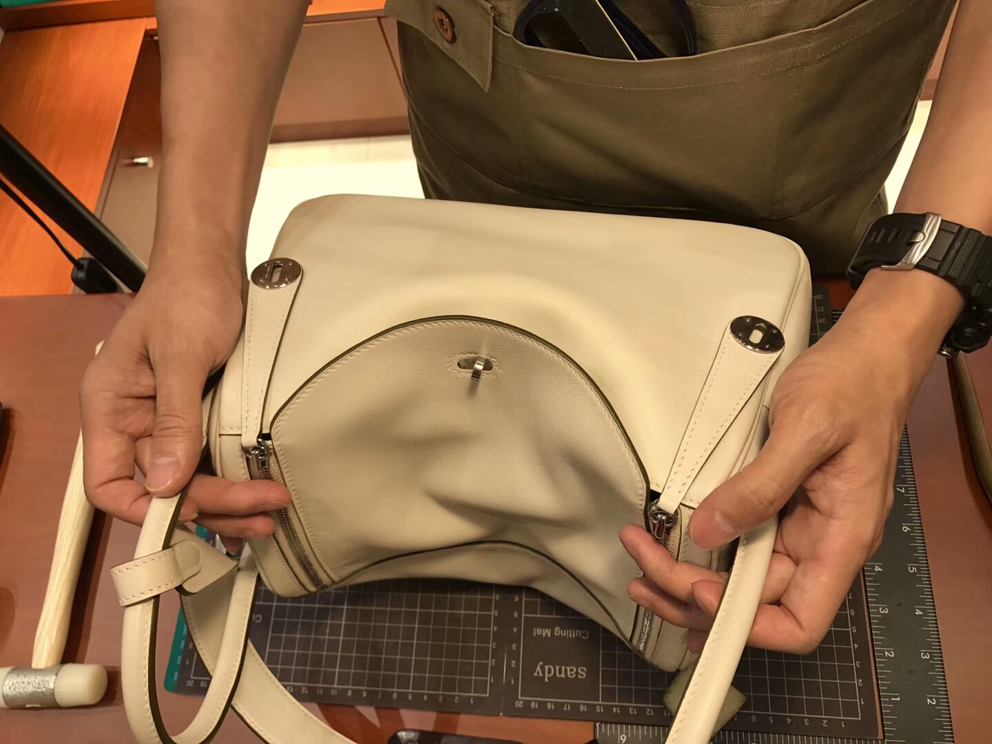 爱马仕 HERMES Lindy 26/30cm ck10 奶昔白 银扣 配全套专柜原版包装