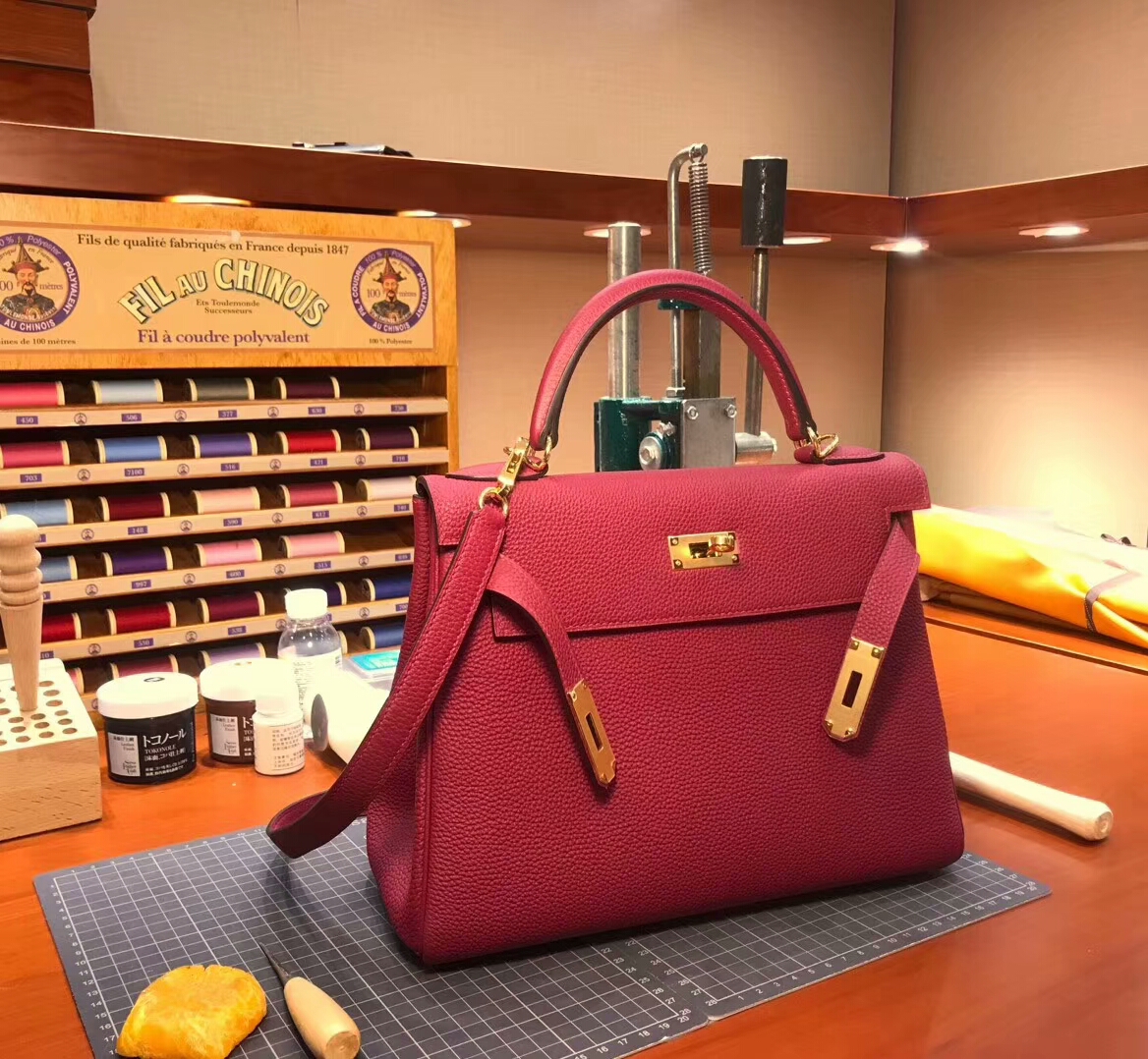 爱马仕HERMES Q5 國旗紅 Kelly 28CM Togo皮 纯手工蜡线 法国TR级别的进口皮料 配全套专柜包装发票