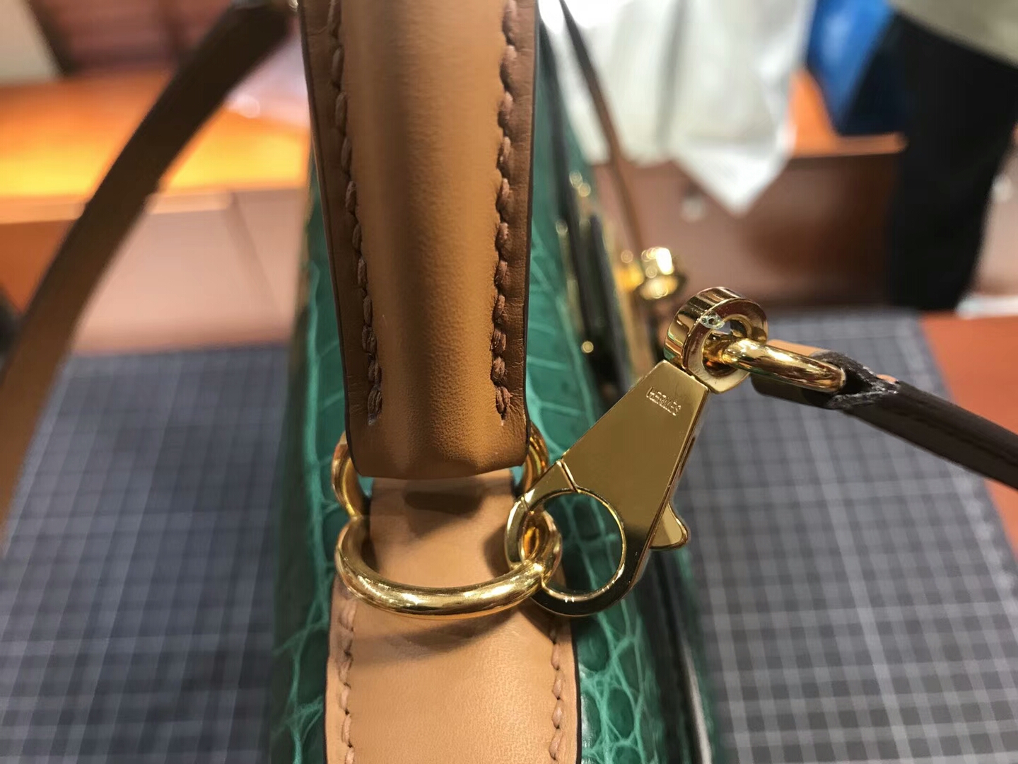 HERMES 爱马仕 Kelly 28CM 现货系列 配全套专柜原版包装 亮面鳄鱼 6Q 翡翠绿 Vert Emeraude拼 金棕 GOLD CK37 