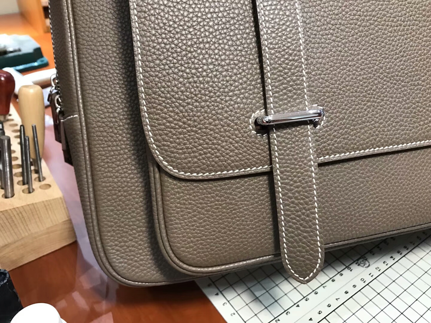 HERMES 爱马仕 邮差男士公文包 大象灰 CK18 Etoupe 现货系列 配全套专柜原版包装