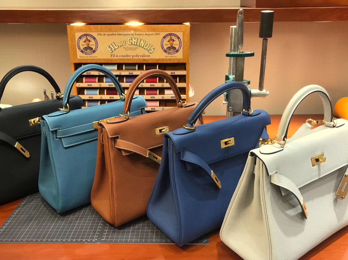 HERMES 爱马仕 Togo BLACK 黑色/CK37 金棕色 Gold/J7 亚麻蓝 Blue Lin/76 靛蓝色 黑蓝色 Blue Indigo/CK37 金棕色 Gold/纯白  Kelly 28CM 现货系列 配全套专柜原版包装