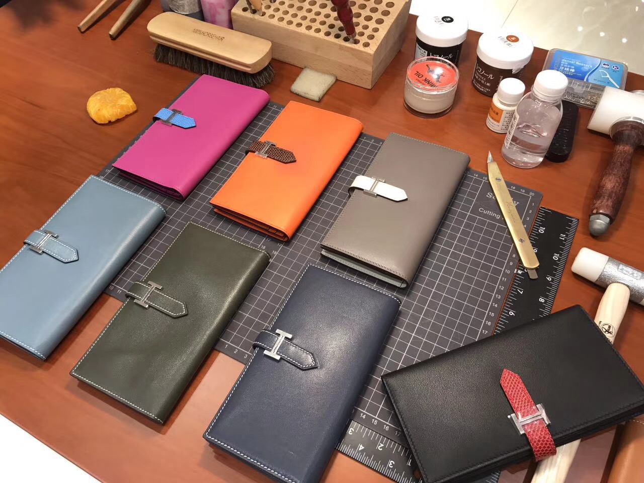 HERMES 爱马仕Bearn Swift 长款H扣钱包 配全套专柜原版包装 全球发售 BLACK 黑色/CK37 金棕色 Gold/：J7 亚麻蓝 Blue Lin/CK93 经典橙色 Orange/ S2 风衣灰 Trench/J5 枚红色 桃红色/76 靛蓝色 黑蓝色 Blue Indigo/6H 橄榄绿 Vert Veronese