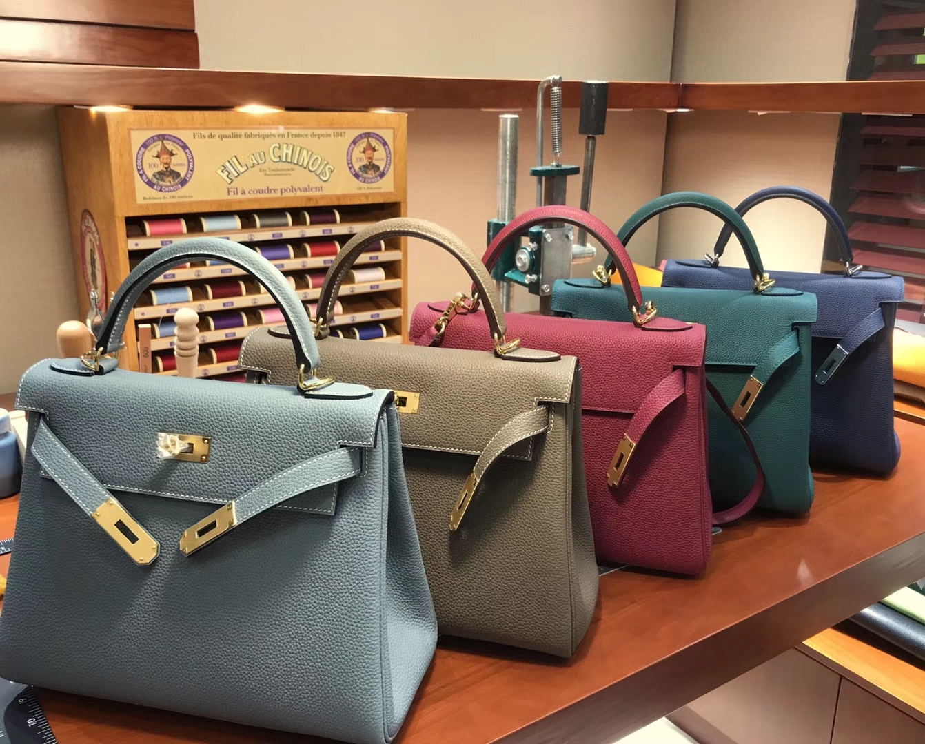 HERMES 爱马仕 Kelly 28CM 现货系列 配全套专柜原版包装 J7 亚麻蓝 Blue Lin/76 靛蓝色 黑蓝色 Blue Indigo/Z6孔雀绿 Malachite/ruby 宝石红 b5 /大象灰 ck18 etoupe