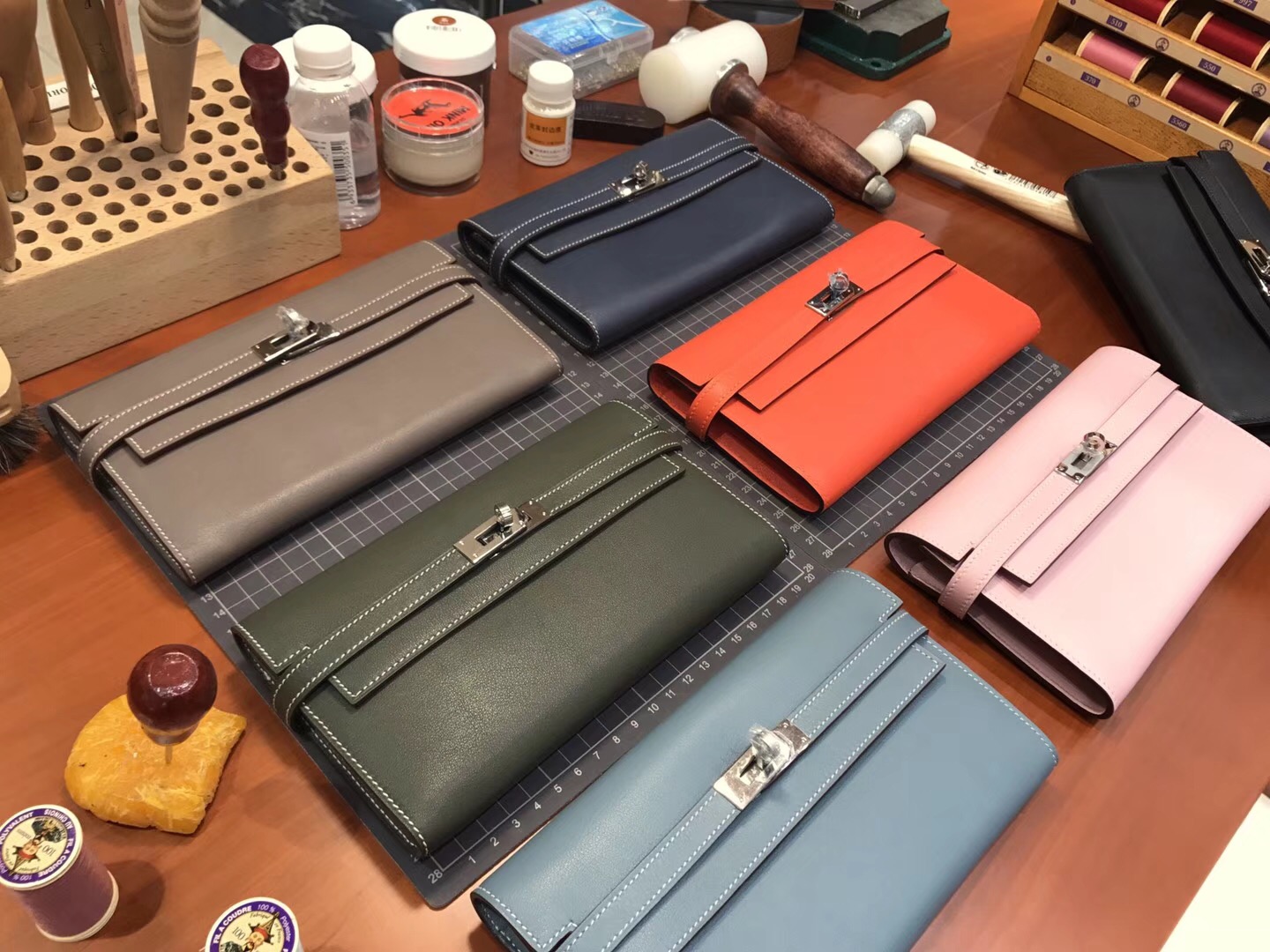 Kelly手包 HERMES 爱马仕 CK93 经典橙色 Orange/BLACK 黑色/ S2 风衣灰 Trench/J7 亚麻蓝 Blue Lin/3Q 水粉/76 靛蓝色 黑蓝色 Blue Indigo/6H 橄榄绿 Vert Veronese