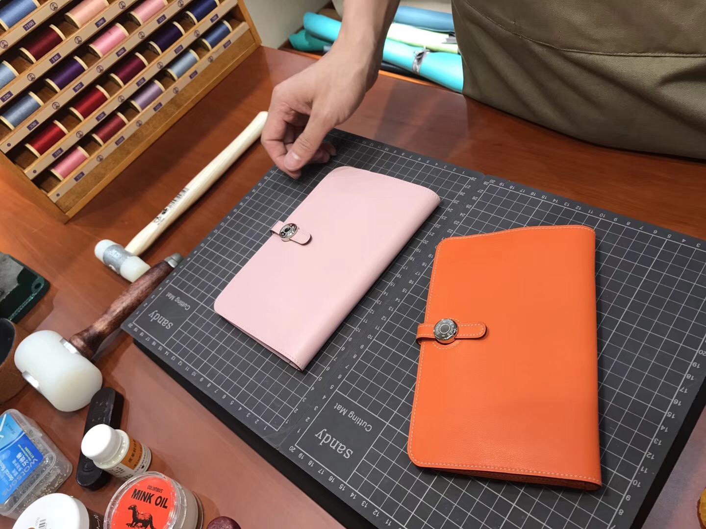 CK93 经典橙色 Orange/3Q 水粉 Swift HERMES 爱马仕长款搭扣钱包